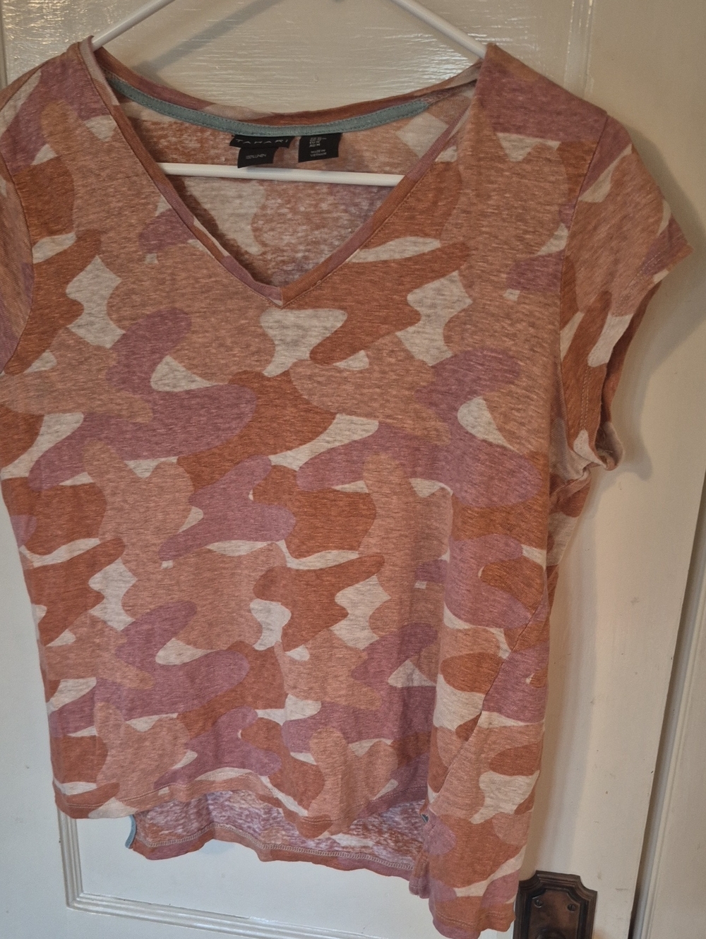 Tahari Pink & Cream Camouflage V-Neck Short Sleeve Tee